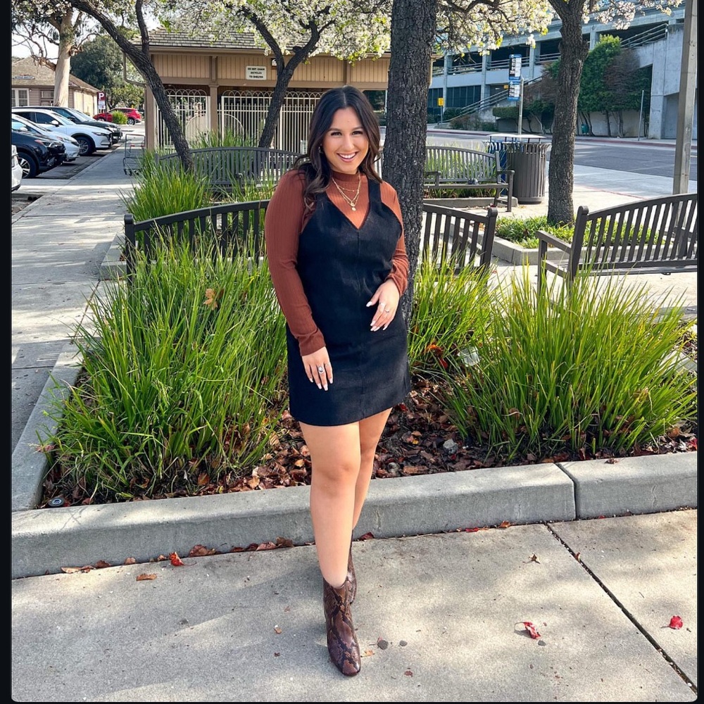 Black Sleeveless Dress